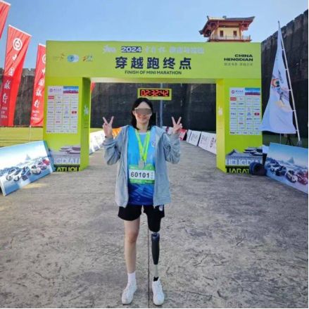 是什么让截肢女孩站上了马拉松赛场？能骑车、攀岩、健身、弹琴…