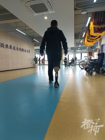 四个男人和智能假肢的故事